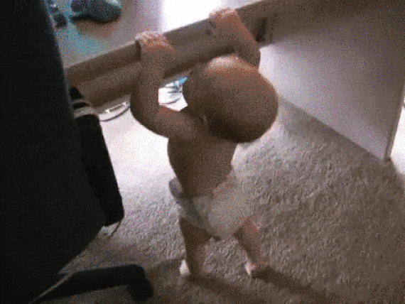 GIF bébé voulant monter sur le bureau