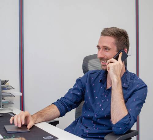 homme en train de téléphoner