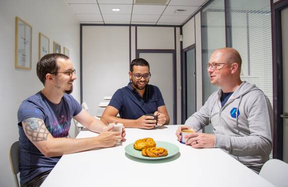 Photo de Gabriel, Cédric et Jo autour de la table