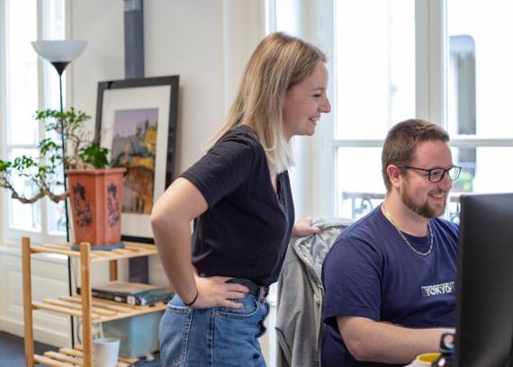 Laurie et Wilfried travaillant ensemble au bureau