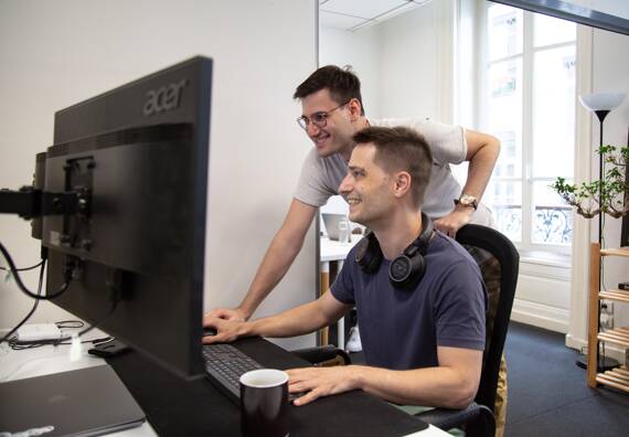 Bruno et Léo sur leur poste de travail